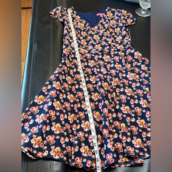 Betsey Johnson Lined Navy Floral V-Neck Midi Dress size 6 - Picture 13 of 14